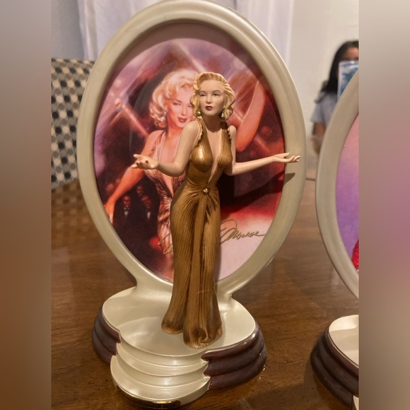 MARILYN MONROE STATUES AND PLATES BY BRADFORD EXCHANGE - Picture 3 of 11